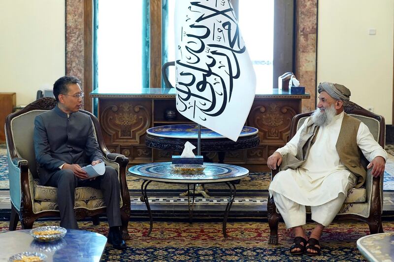 خىتاينىڭ ئافغانىستانغا تەيىنلىگەن يېڭى باش ئەلچىسى جاۋ شىن ئافغانىستان تالىبان ھۆكۈمىتى باش مىنىستىرى مۇھەممەد ھەسەن ئاخۇند بىلەن كۆرۈشكەن كۆرۈنۈش. 2023-يىلى 13-سېنتەبىر، كابۇل