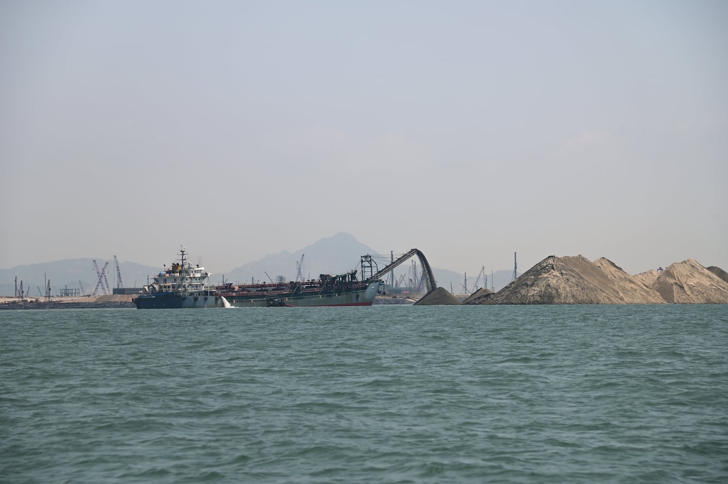 中国抽砂船横行金厦海域，抽砂填筑翔安机场用地。