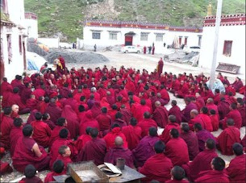 图片：青海省玉树州称多县扎朵镇塞康寺僧人在6月22日为自焚者丹增克珠和阿旺诺培举行祈福法会。（受访人扎西德勒提供/记者丹珍）