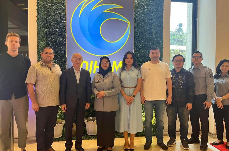 د ئۇ ق بىلەن ئامېرىكىدىكى ئۇيغۇر كىشىلىك ھوقۇق قۇرۇلۇشى خادىملىرىدىن تەركىب تاپقان تۆت كىشىلىك ئۆمەك ھىندونېزىيە كىشىلىك ھوقۇق قانۇن مىنىستىرلىقى رەھبەرلىرى بىلەن. 2024-يىلى 3-سېنتەبىر، ھىندونېزىيە.