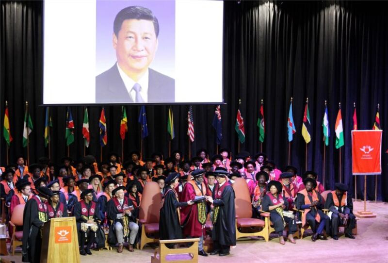 南非约堡大学授予习近平主席工程学名誉博士学位。(Public Domain)
