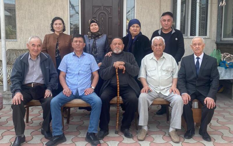 قىرغىزىستان ئۇيغۇرلىرىمۇ «ئىتتىپاق» جەمئىيىتىنىڭ باشچىلىقىدا سابىق مىللىي ئارمىيە جەڭچىسى 94 ياشلىق ئابلىمىت بەكرى ئەپەندىنى زىيارەت قىلىشتى. 2022-يىلى 8-ئاپرېل، قىرغىزىستان.