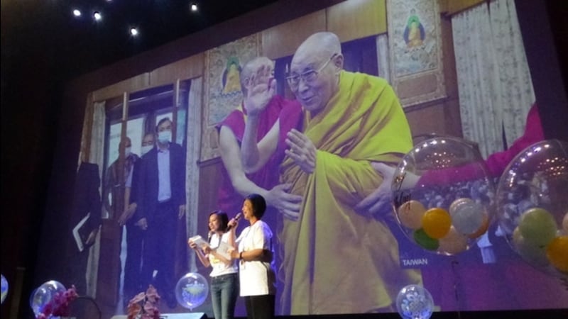 7月6日是达赖喇嘛87岁生日,2日,台北市甘丹东顶显密佛学研修协会第14年在台北举办“净韵三千”观音和平音乐会。(记者夏小华摄)