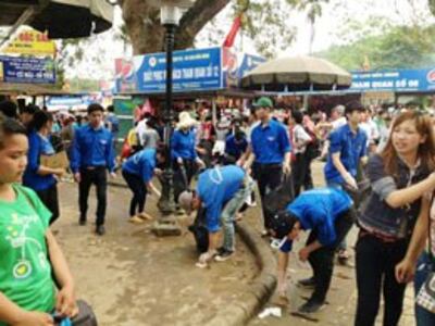Các bạn trẻ tham gia nhặt rác ngày Lễ Hội (tháng 4, 2014) duongbo.vn