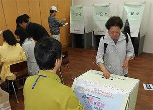 지방선거 투표일인 2일 서울 동작구 사당3동 제6투표소에서 유권자들이 소중한 한표를 행사하고 있다.