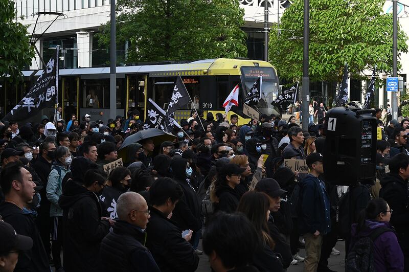 超过500名港人在英国曼彻斯特市中心举行集会，纪念"612"这场彻底改变香港未来的街头抗争。 （记者梁铭康摄）