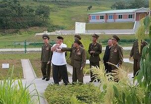북한 김정은 국방위원회 제1위원장이 완공된 북한군 제621호 육종장을 시찰하고 있다.