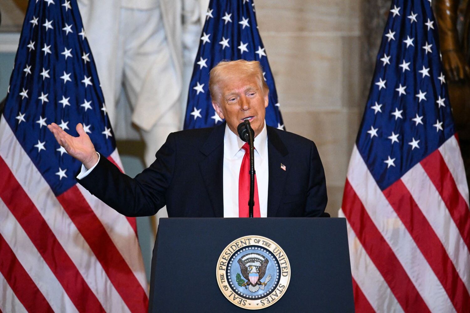 ၂ဝ၂၅ ခုနှစ် ဖေဖော်ဝါရီလ ၆ ရက်နေ့က ဝါရှင်တန်ဒီစီမြို့တော်တွင် ကျင်းပသည့် အခမ်းအနားတစ်ခု တက်ရောက်လာသည့် အမေရိကန်သမ္မတ ဒေါ်နယ်ထရမ့်။