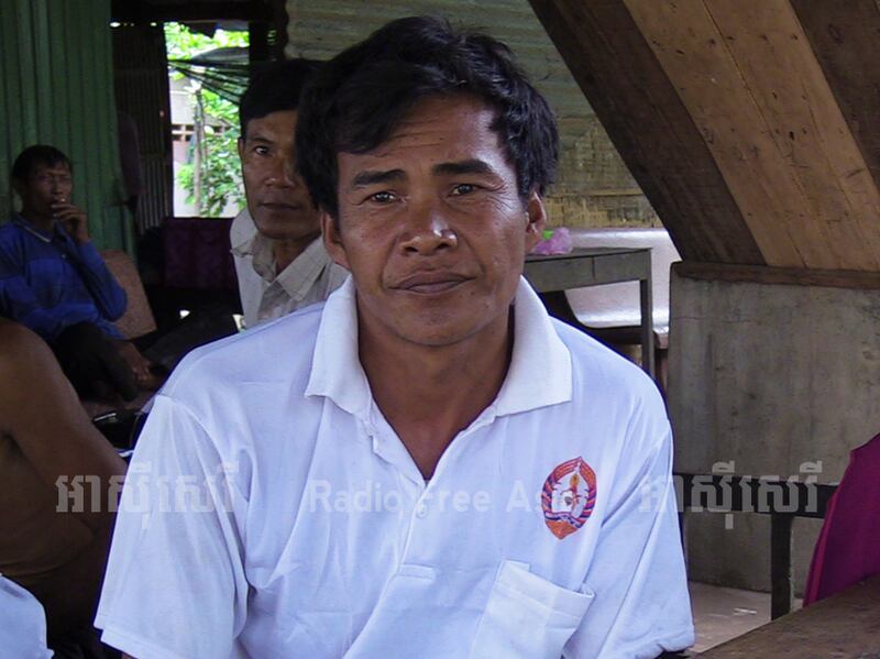 ពលរដ្ឋភូមិព្រៃពាយ ឃុំត្រពាំងភ្លាំង ស្រុកឈូក ខេត្តកំពត លោក ទន់ រ៉ន ដែលចោទឈ្មួញដុតផ្ទះ និងរុះរើផ្ទះគាត់ដើម្បីបង្ខំឲ្យចាកចេញ ផ្ដល់បទសម្ភាសន៍កាលពីថ្ងៃទី១៨ ខែកក្កដា ឆ្នាំ២០១៧។ RFA/Van Vanndeth
