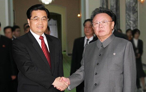 후진타오 주석이 지난 2005년 10월 평양을 방문해 김정일 국방위원장과 악수를 하고 있다.