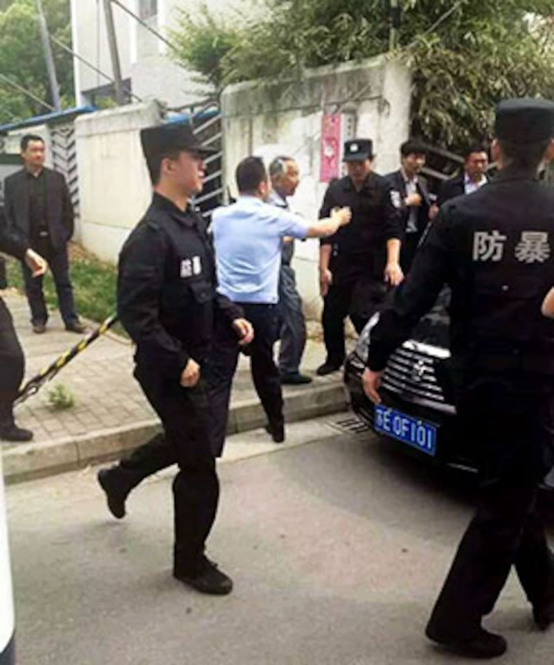 2015年5月8日,有范木根的聲援者被警察強行帶走。 (王宇 微信)