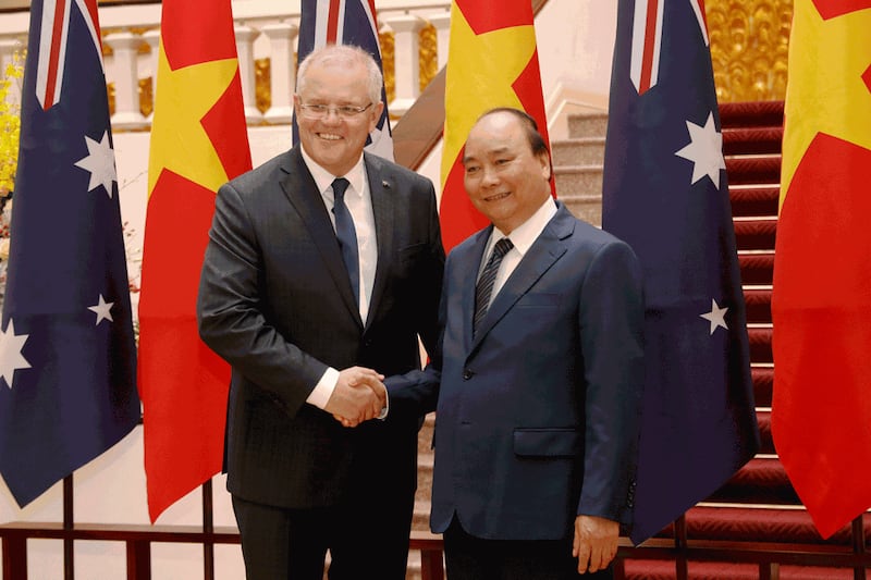 Hình minh họa. Thủ tướng Australia Scott Morrison và Thủ tướng Nguyễn Xuân Phúc bắt tay tại Phủ Chủ tịch ở Hà Nội hôm 23/8/2019