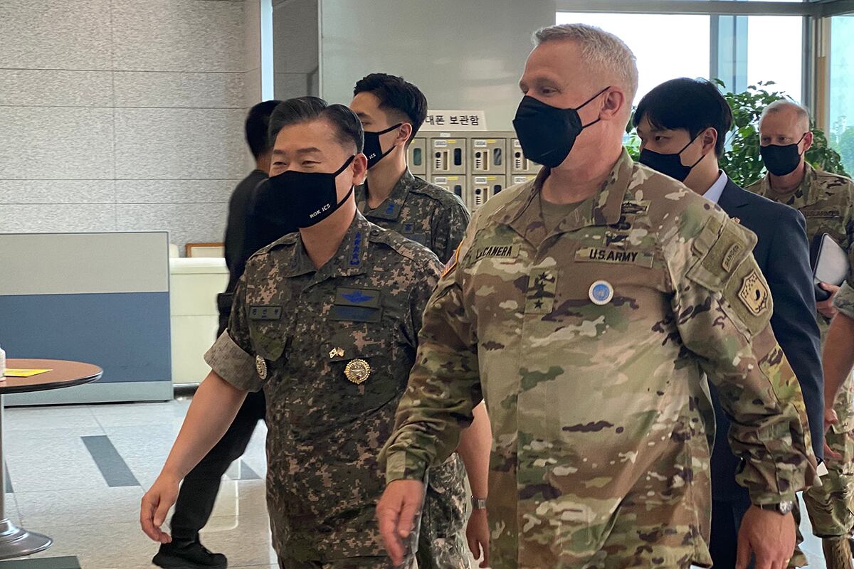 폴 러캐머라 신임 한미연합사령관이 지난 13일 서울 용산구 합동참모본부를 방문, 원인철 합참의장과 접견 장소로 이동하는 모습.