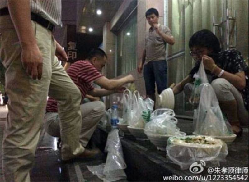 律師在晚上仍然在公安局外等候。（自朱孝頂微博） 