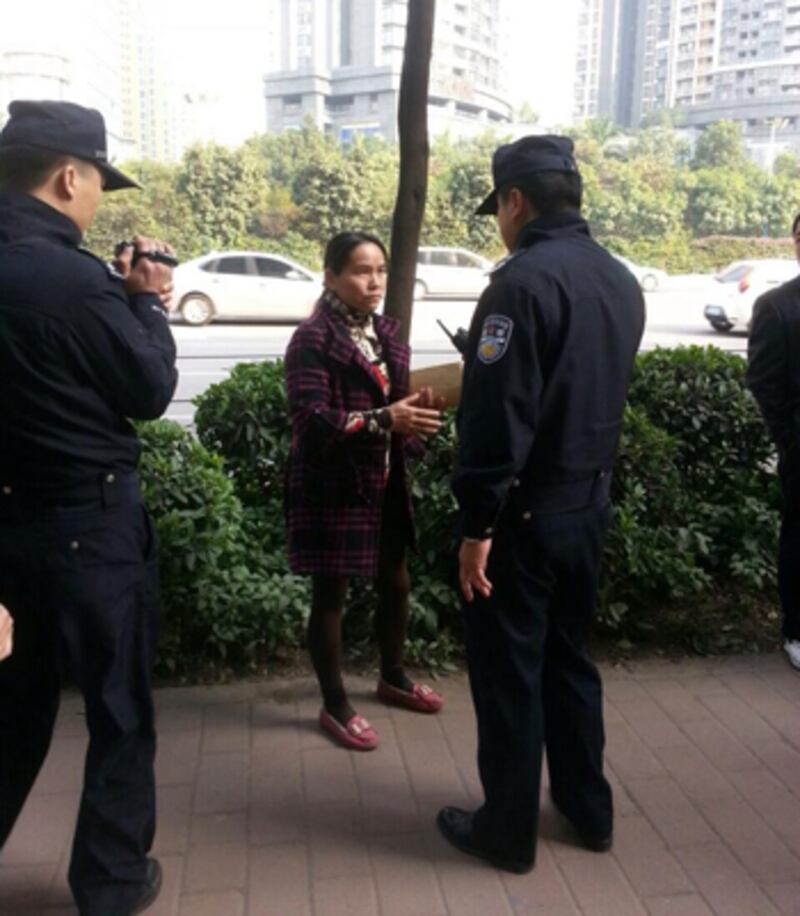 2014年1月4日,廣州網友張唯楚曾到南周報社現場。(自小彪推特)