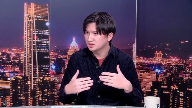 台湾国防政策研究会中俄问题研究员鲁斯滨分析解放军要渡海攻台有很多难题。(截图自节目直播)