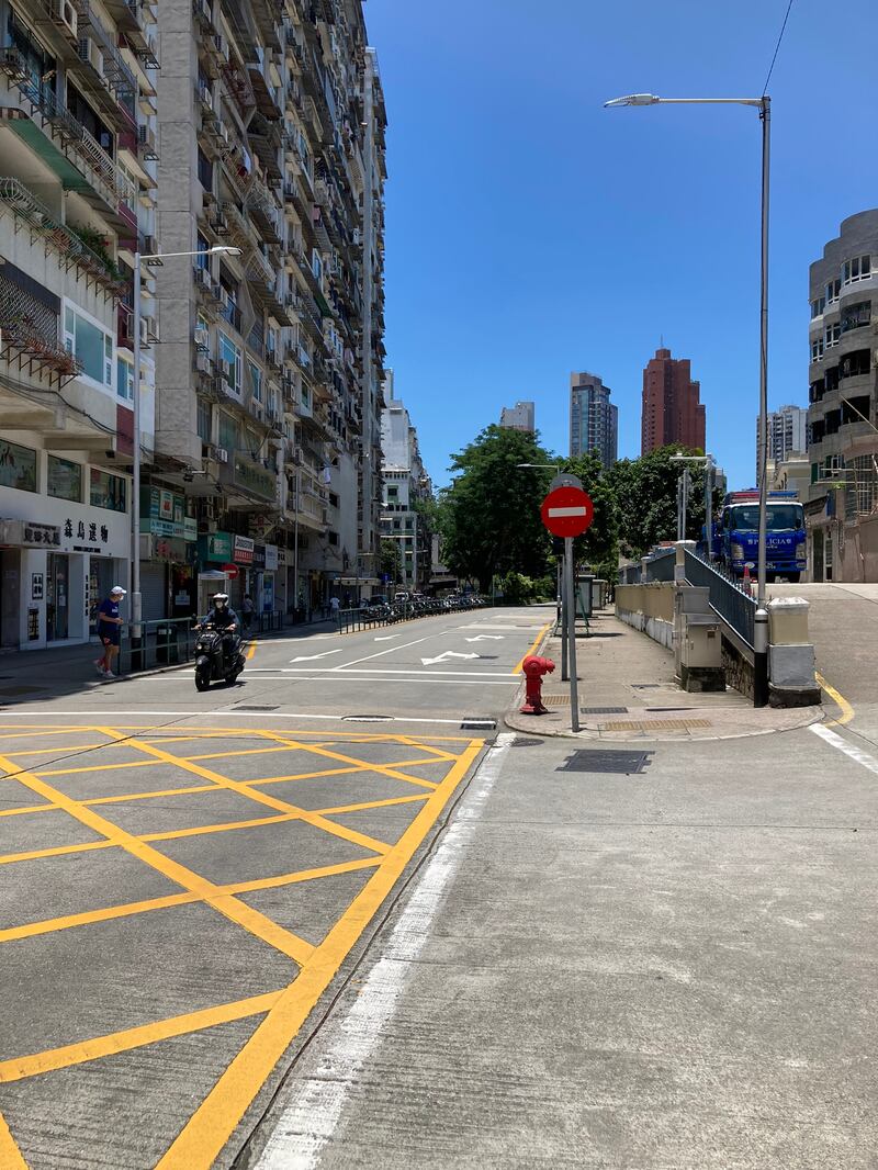 今年7月中，澳門政府宣布當地進入靜止狀態時，街上人流稀少。（區錦新提供）