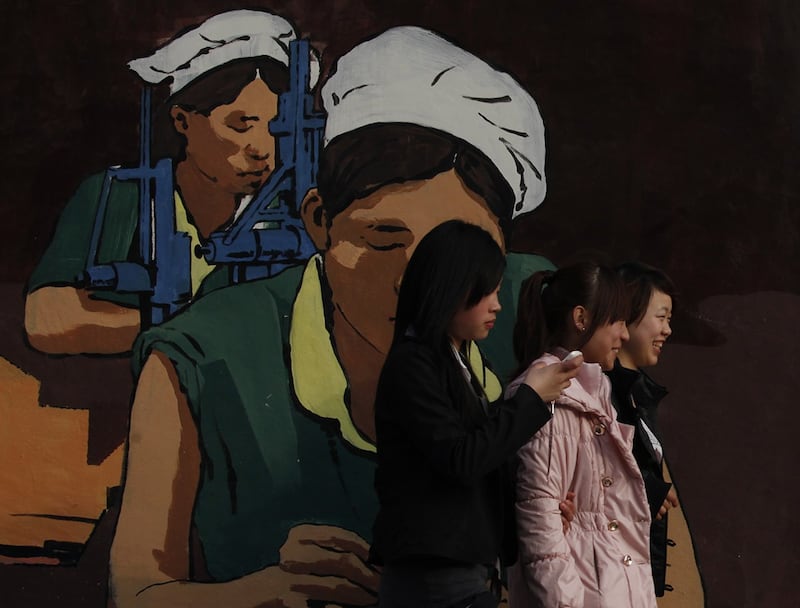 图为经过深圳街头涂鸦的几名妇女。一份2021年10月针对中国18到26岁 “Z世代” 进行的《青年婚恋意愿调查:面对婚姻,年轻人在忧虑什么?》显示,受访女性中,多达43.92%表示 “不结婚” 和 “不确定会不会结婚” ,较男性多出19.29%。(路透社图片)