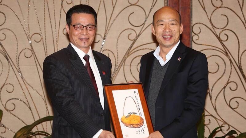 深圳台商協會會長陳忠和(左)於2019年3月接待到訪深圳的國民黨總統候選人韓國瑜,3月初韓國瑜向陳忠和頒發了高雄市兩岸工作組委員證書。(深圳台商協會微信圖片 / 2019年3月25日)