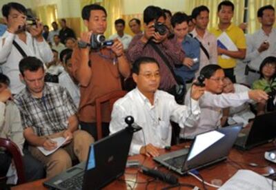 Các nhà báo Campuchia tham dự một hội nghị video tại trụ sở đảng Sam Rainsy ngày 28 Tháng 1 Năm 2010