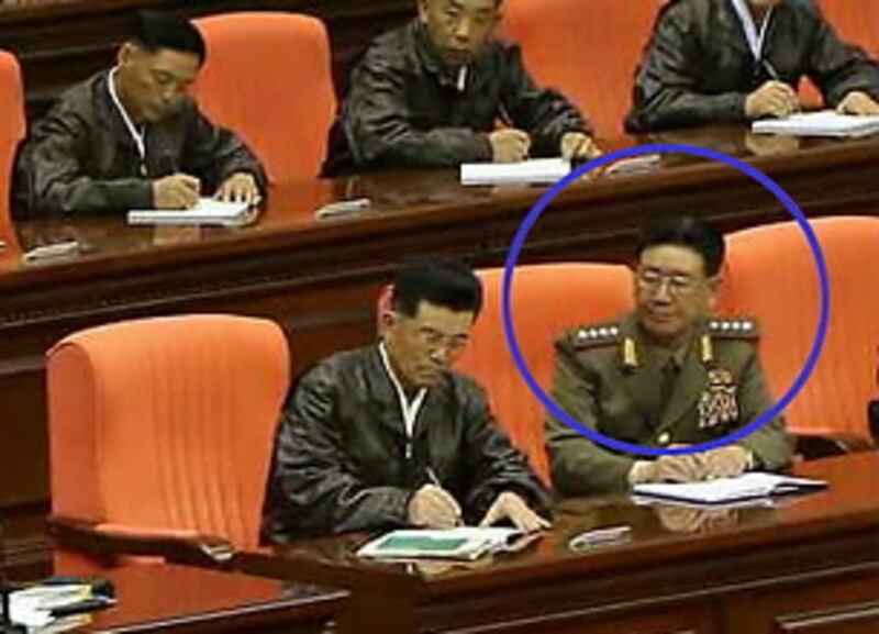 북한 황병서 노동당 조직지도부 군사담당 제1부부장이 최룡해의 후임으로 인민군 총정치국장에 임명된 것으로 2일 확인됐다. 