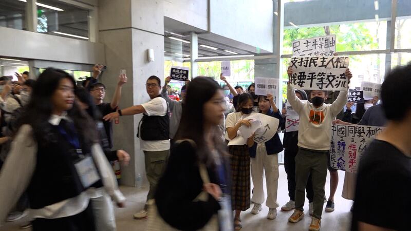 示威者準備了多個標語，並特意使用了簡體字。（程皓楠攝）