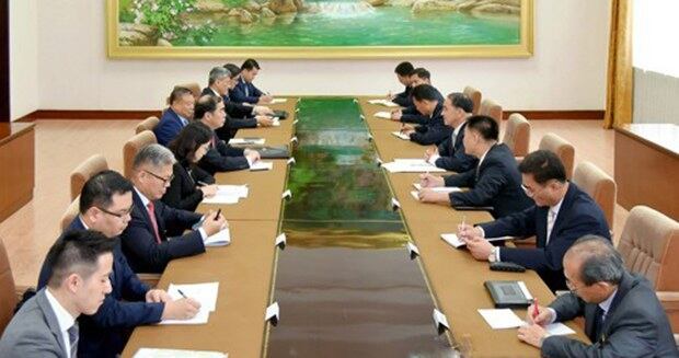 리길성 외무성 부상과 쿵쉬안유(孔鉉佑) 중국 외교부 부부장(차관급) 겸 한반도사무특별대표가 25일 평양에서 회담했다고 조선중앙통신이 보도했다.