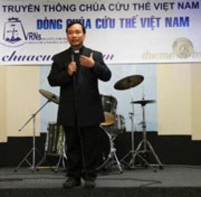 Linh mục Lê Ngọc Thanh, đến từ Sài Gòn, trong buổi khai trương cơ sở- RFA photo