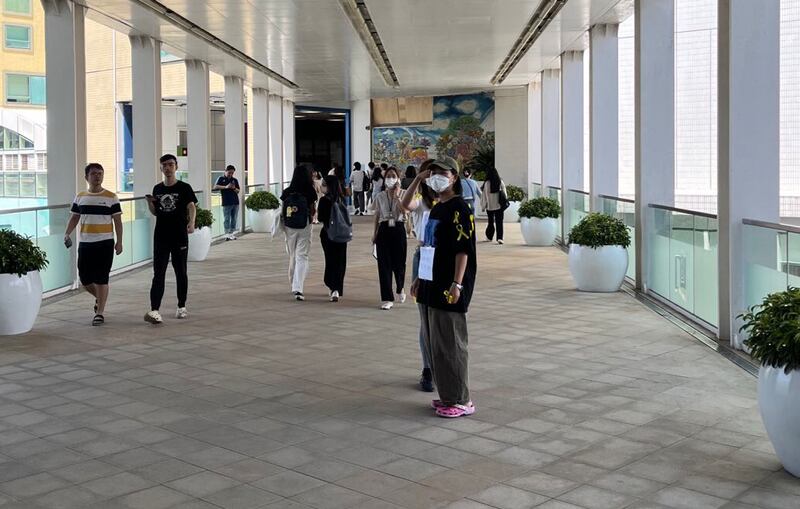 3名浸大學生在9月28日改為「默站」形式紀念雨傘運動爆發9周年，但不出5分鐘便遭帶走。（讀者提供相片）