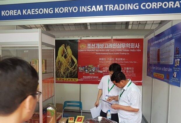 북한 업체가 베트남 수도 하노이에서 열린 '베트남 엑스포'에 부스를 설치, 건강보조 및 의약 제품을 전시, 판매하고 있다. 