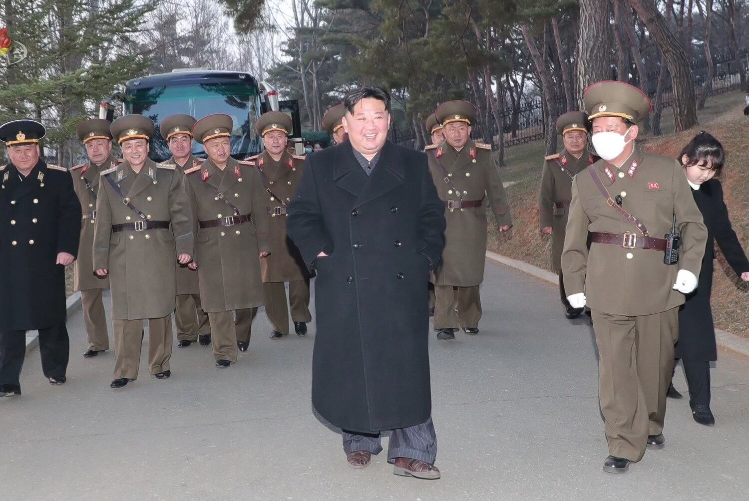 김정은 북한 국무위원장이 지난 9일 서부전선의 중요작전임무를 담당하고있는 화성포병부대의 화력습격훈련을 현지지도했다고 조선중앙TV가 10일 보도했다. 김 위원장은 둘째 딸 '주애'를 데리고 단거리 탄도미사일(SRBM)인 '신형전술유도무기' 발사 현장을 참관했으며 압도적 대응 능력을 키울 것을 주문했다.