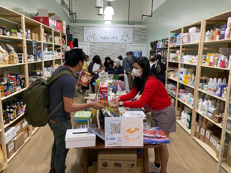 《世界香港論壇》舉辦一連兩日的香港人書展及文創市集,活動吸引不少香港移民到場。(胡彗藍 攝)
