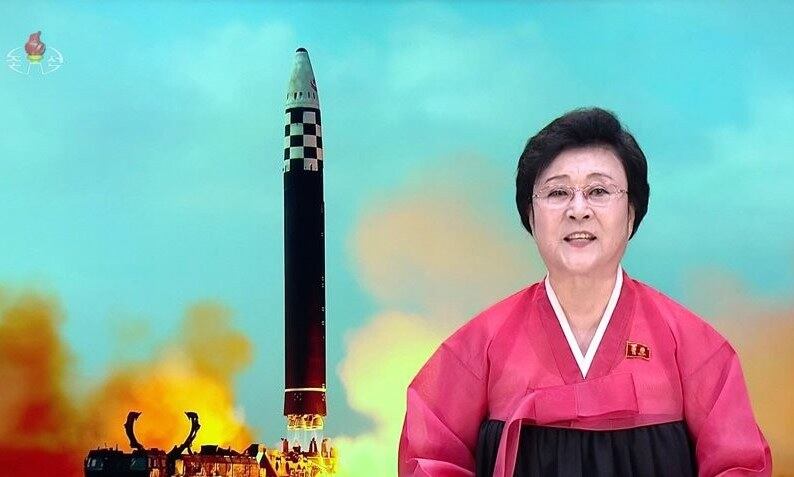 화성-17형 발사 소식 전하는 북한의 리춘히 아나운서.