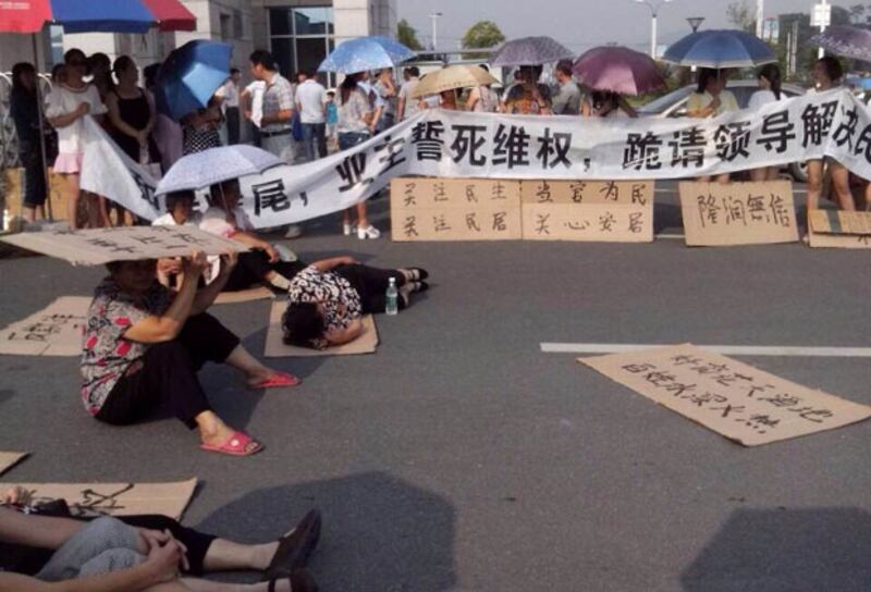 2014年9月4日,湖南省數百“和瑞學府”業主到冷水江市政府請願。(業主提供)