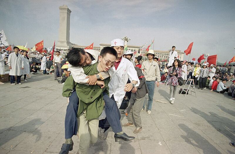 1989年5月16日，学生绝食三天后不断有人不支晕倒。（美联社）