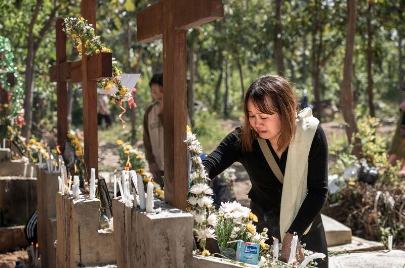 စစ်ကောင်စီကို ပြန်လည်ခုခံတိုက်ခိုက်ရင်း တိုက်ပွဲအတွင်း သေဆုံးသွားသည့် ခင်ပွန်းဖြစ်သူအတွက် ဆုတောင်းပေးနေသည့် ဂျိုးဇက်ဖင်း။ (Photo: RFA)