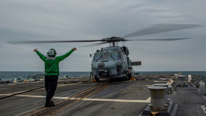 美国海军太平洋舰队(U.S. Pacific Fleet)在脸书表示，“菲恩”号导弹驱逐舰(DDG-113)10日通过台海。(截图自U.S. Pacific Fleet)