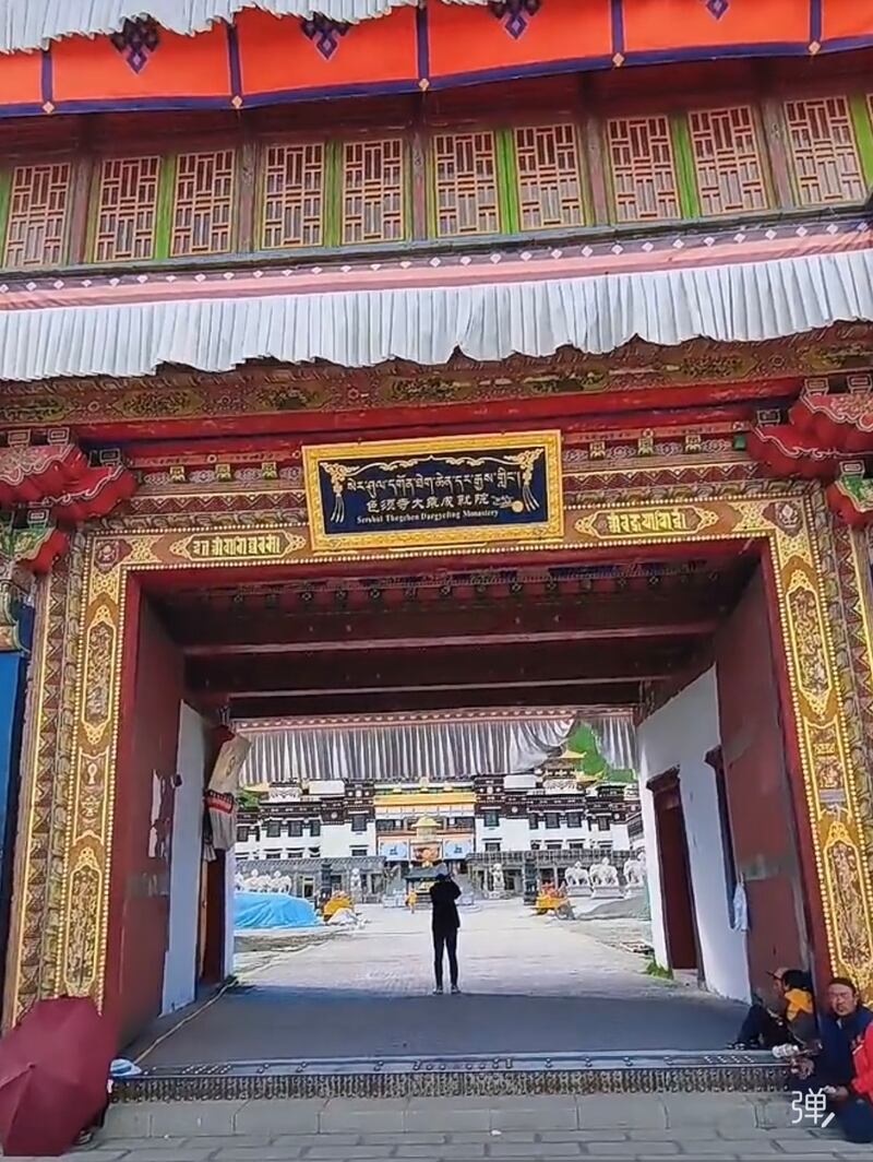 བོད་ནས་འབྱོར་བའི་གནས་ཚུལ་ནང་རྫ་སེར་ཤུལ་ཐེག་ཆེན་དར་རྒྱས་གླིང་དགོན་པར་རྒྱ་ནག་གཞུང་གིས་བཅོས་སྒྲིག་ལས་འགུལ་སྤེལ་ཡོད་བཞིན་ཡོད་འདུག
