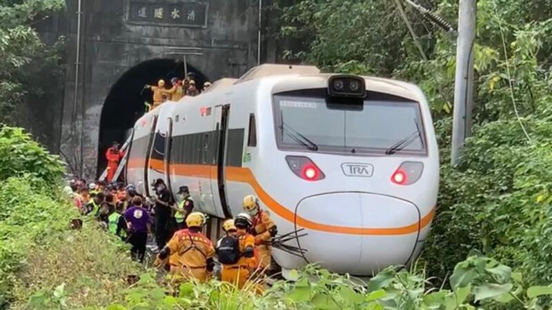 台湾铁路太鲁阁列车2日在花莲路段发生50死重大事故。（行政院提供）