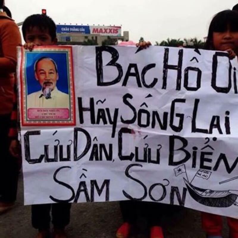 Ngư dân Thanh Hóa và gia đình diễu hành cầu cứu trên đường phố Thành phố Thanh Hóa. Citizen photo.