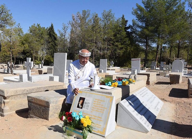 Giáo sư Nguyễn Đăng Hưng bên bia tấm bia tưởng niệm Giáo sĩ Alexandre de Rhodes ở Iran. Hình chụp hồi tháng 05/18.