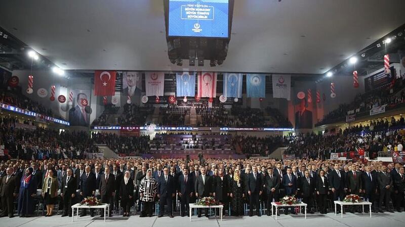 بۈيۈك بىرلىك پارتىيەسىنىڭ 12-نۆۋەتلىك ۋەكىللەر قۇرۇلتىيىنىڭ زال ئىچى كۆرۈنۈشى، 2023-يىلى 22-ئۆكتەبىر، ئەنقەرە
