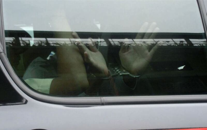 អគ្គលេខាធិការរងនៃគណៈកម្មាធិការជាតិរៀបចំការបោះឆ្នោត (គ.ជ.ប) លោក នី ចរិយា លើកបង្ហាញដៃជាប់ខ្នោះ ក្នុងពេលបញ្ជូនមកសាលាដំបូងរាជធានីភ្នំពេញ នៅថ្ងៃទី៣០ ខែមេសា ឆ្នាំ២០១៦។