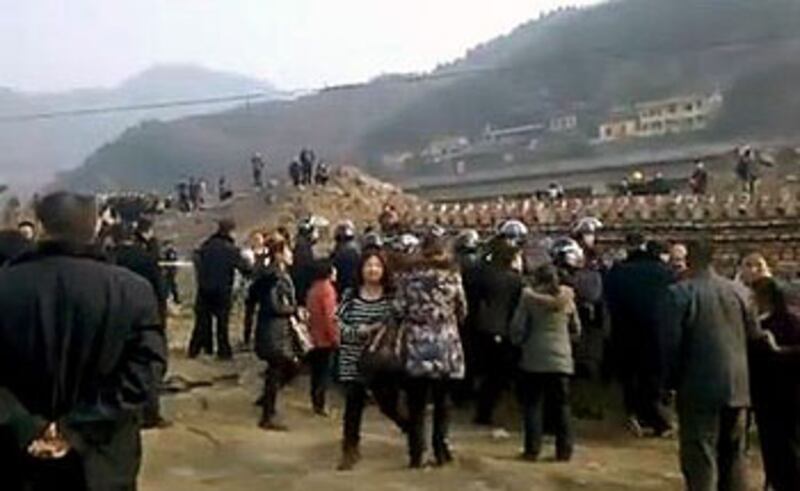 2013年2月1日,四川廣元市沿河村一組,百多名防暴警察協助開發商強徵農地施工,村民上前阻止,遭警方毆打。(村民劉女士提供)
