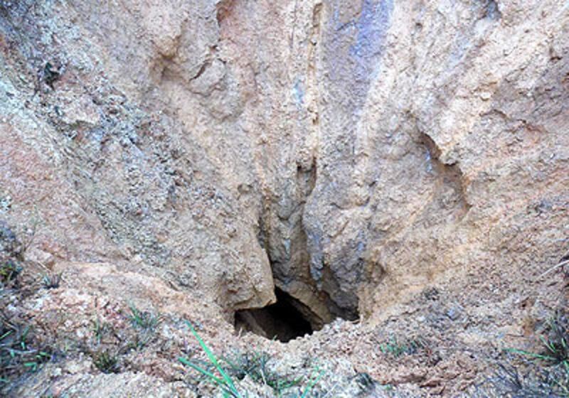 村民指由於礦石場濫採，導致山體下陷，出現一個大洞。（村民拍攝）