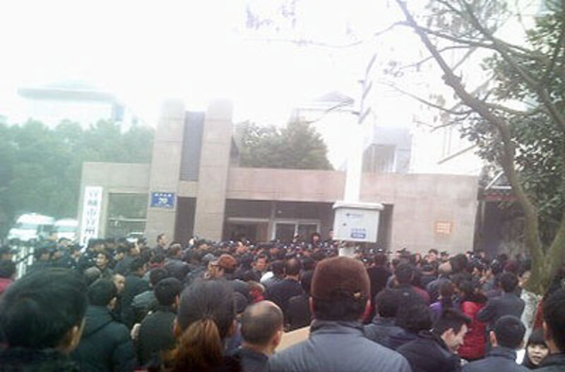 宣城法院祇發出15個旁聽証，引起民眾不滿，在場鼓噪，民眾其後遭防暴警驅散。（相片由現場人士提供）