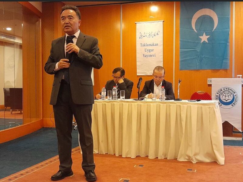 خوتەن ھۆكۈمىتى قۇرۇلغانلىقىڭ 90-يىلى مۇناسىۋىتى بىلەن ئىستانبۇلدا ئۆتكۈزۈلگەن خاتىرىلەش يىغىنىدا دوكتور ئەسئەت سۇلايمان ئەپەندى سۆزلىمەكتە. 2023-يىلى 11-مارت، تۈركىيە.