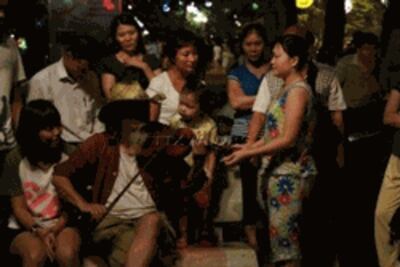Nhạc sĩ Tạ Trí Hải tại bờ Hồ Hoàn Kiếm. Photo courtesy of blog AnhBaSam.