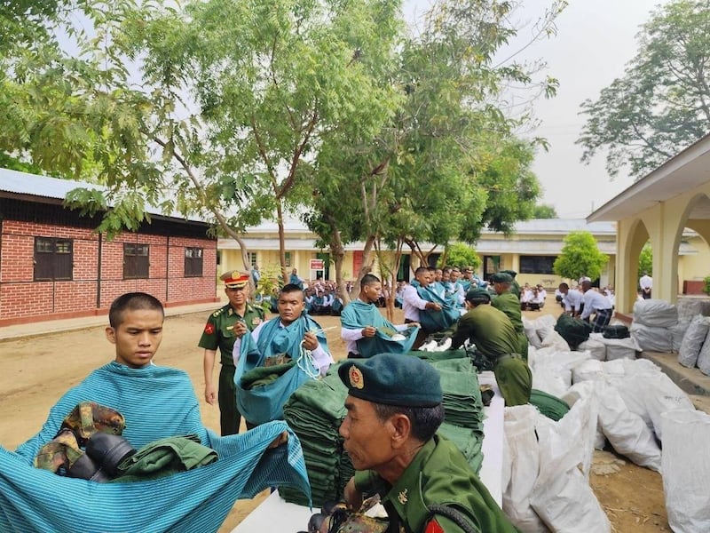 ၂၀၂၆ ခုနှစ် ဧပြီလ စစ်မှုထမ်းသင်တန်းအမှတ်စဉ်(၂၄) က သင်တန်းဆင်း တပ်သားသစ်များ အားတွေ့ရစဉ်။