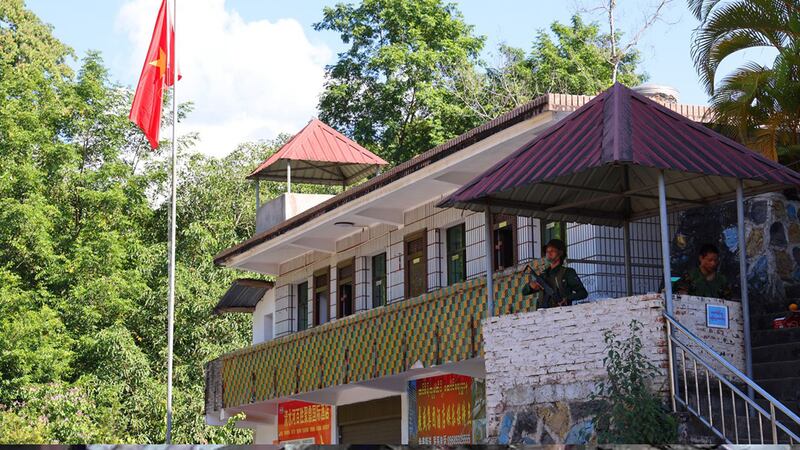 မြန်မာ- တရုတ်နယ်စပ် ချင်းရွှေဟော်ဒေသ နယ်စပ်ဂိတ်တွင် လုံခြုံရေးတာဝန်ယူနေသည့် ကိုးကန့်တပ်ဖွဲ့ MNDAA အဖွဲ့ဝင်အချို့ကို ၂၀၂၃ ခုနှစ်၊ အောက်တိုဘာ ၂၉ ရက်နေ့က တွေ့ရစဉ်။ (Photo: The Kokang)